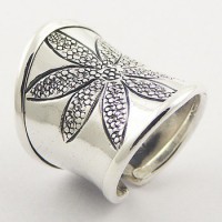 Кольцо из серебра с цветком