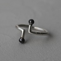 Серебряное кольцо с чернёными вставками Outline