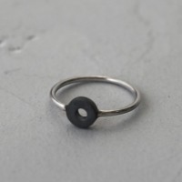 Серебряное кольцо с чернёной вставкой Omega
