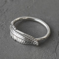Серебряное кольцо в форме пера