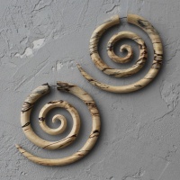 Деревянная серьга-обманка спираль