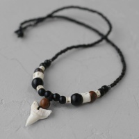 Ожерелье с зубом акулы и бусинами из кости