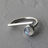 Серебряное кольцо с лунным камнем Zen