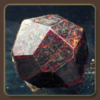 Обычно в узком смысле под гранатами понимают лишь прозрачные красные камни альмандины и пиропы. Их тёмно-красные кристаллы напоминают зёрна плода «финикийского яблока» — граната. Отсюда, вероятно, и пошло название камня. <br>Прозрачные и полупрозрачные, красиво окрашенные гранаты используются в ювелирном деле.<br>