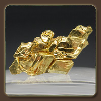 Традиционно чистота золота измеряется в британских каратах.<br><br>1 британский карат равен одной двадцать четвёртой части массы сплава.<br><br>24-каратное золото (24K) является чистым, без каких-либо примесей.<br>