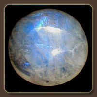 Лунный камень (адуляр) — редкий минерал группы калиевых полевых шпатов, разновидность низкотемпературного ортоклаза. Название дано за сияющие голубые переливы (иризацию), причиной которых является тонкопластинчатое строение минерала.<br>Название «адуляр» происходит от гор Адула в Швейцарии, где были впервые найдены кристаллы этого камня. 